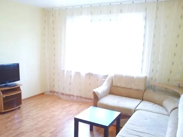 Кирова 75, двухкомнатная-52 кв м, 2/5 эт